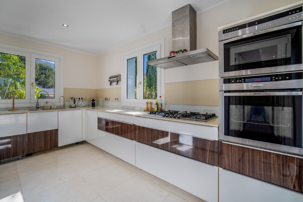 4 Bedroom Villa for Sale in The Golden Mile — 2