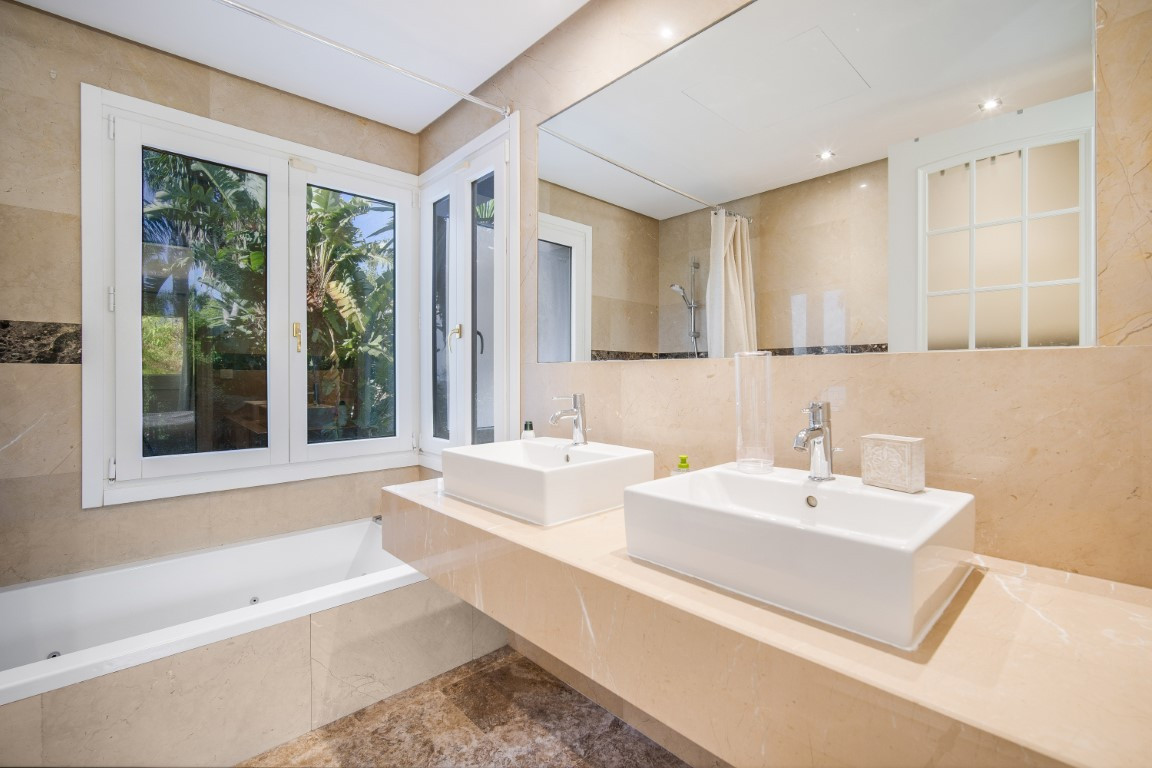 4 Bedroom Villa for Sale in The Golden Mile — view 11