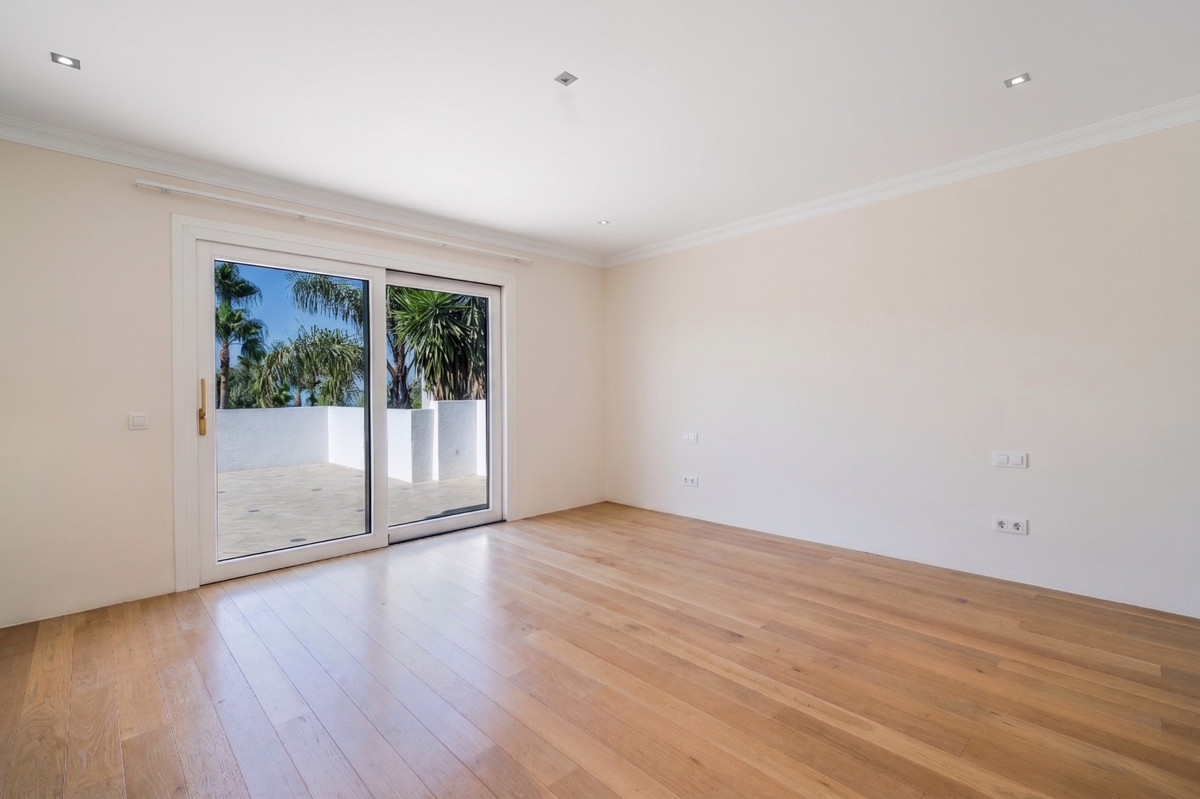 4 Bedroom Villa for Sale in The Golden Mile — view 13