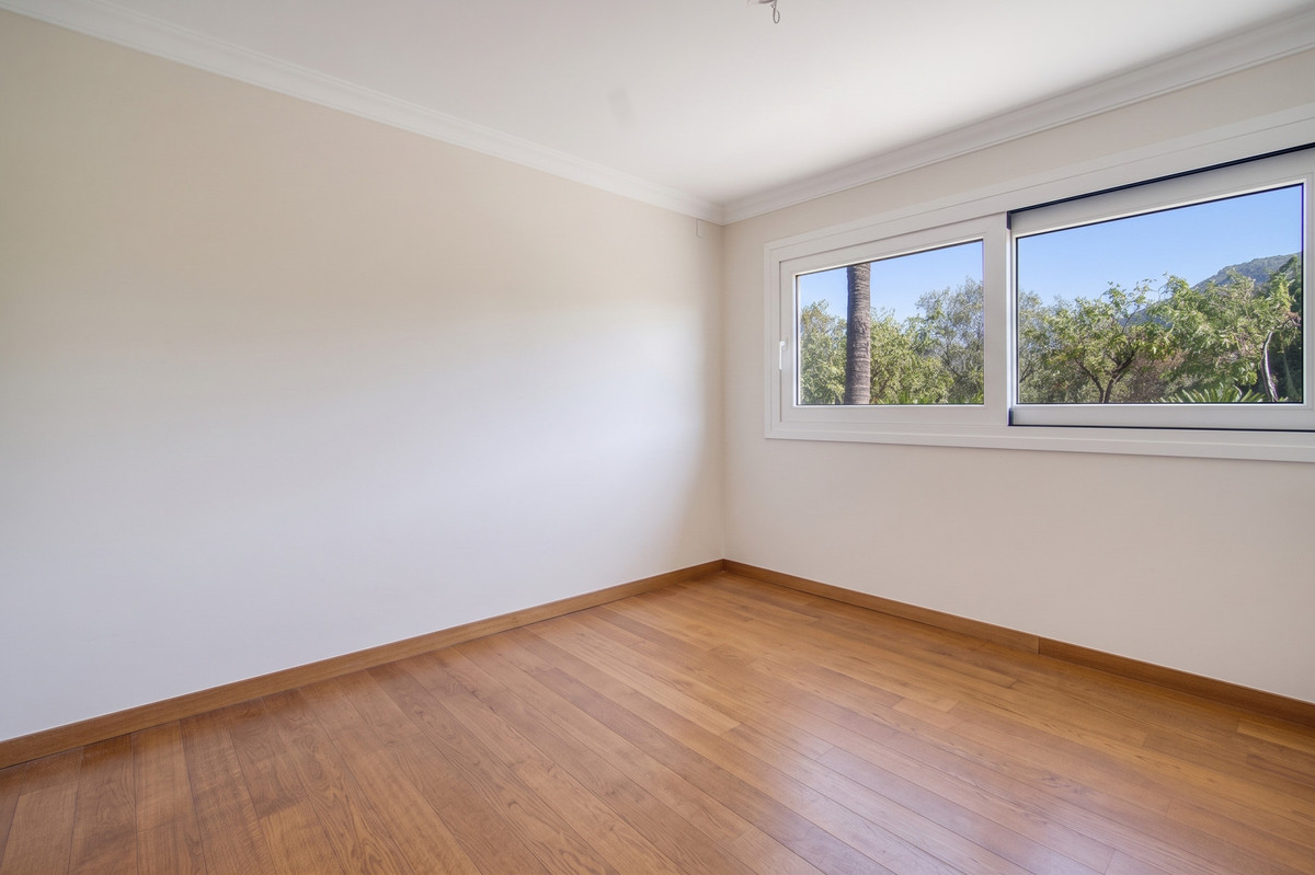 4 Bedroom Villa for Sale in The Golden Mile — view 15