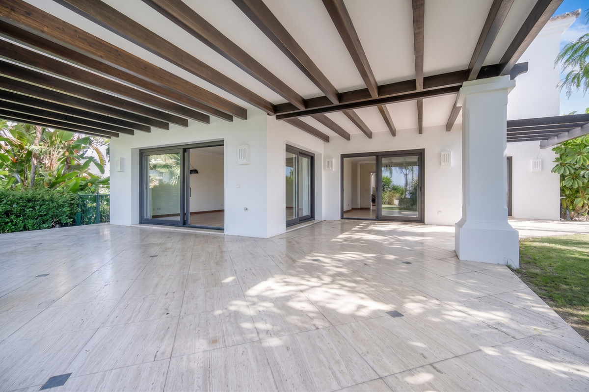4 Bedroom Villa for Sale in The Golden Mile — view 16