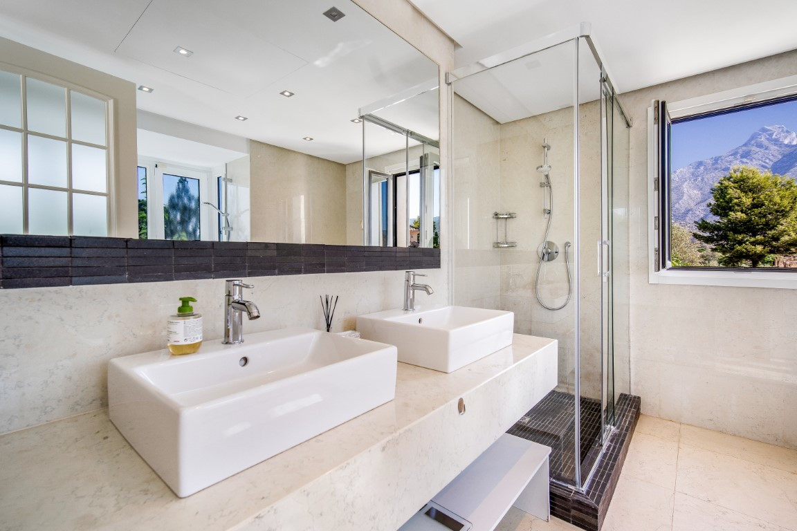4 Bedroom Villa for Sale in The Golden Mile — view 17