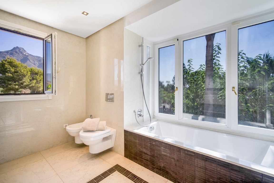 4 Bedroom Villa for Sale in The Golden Mile — view 20