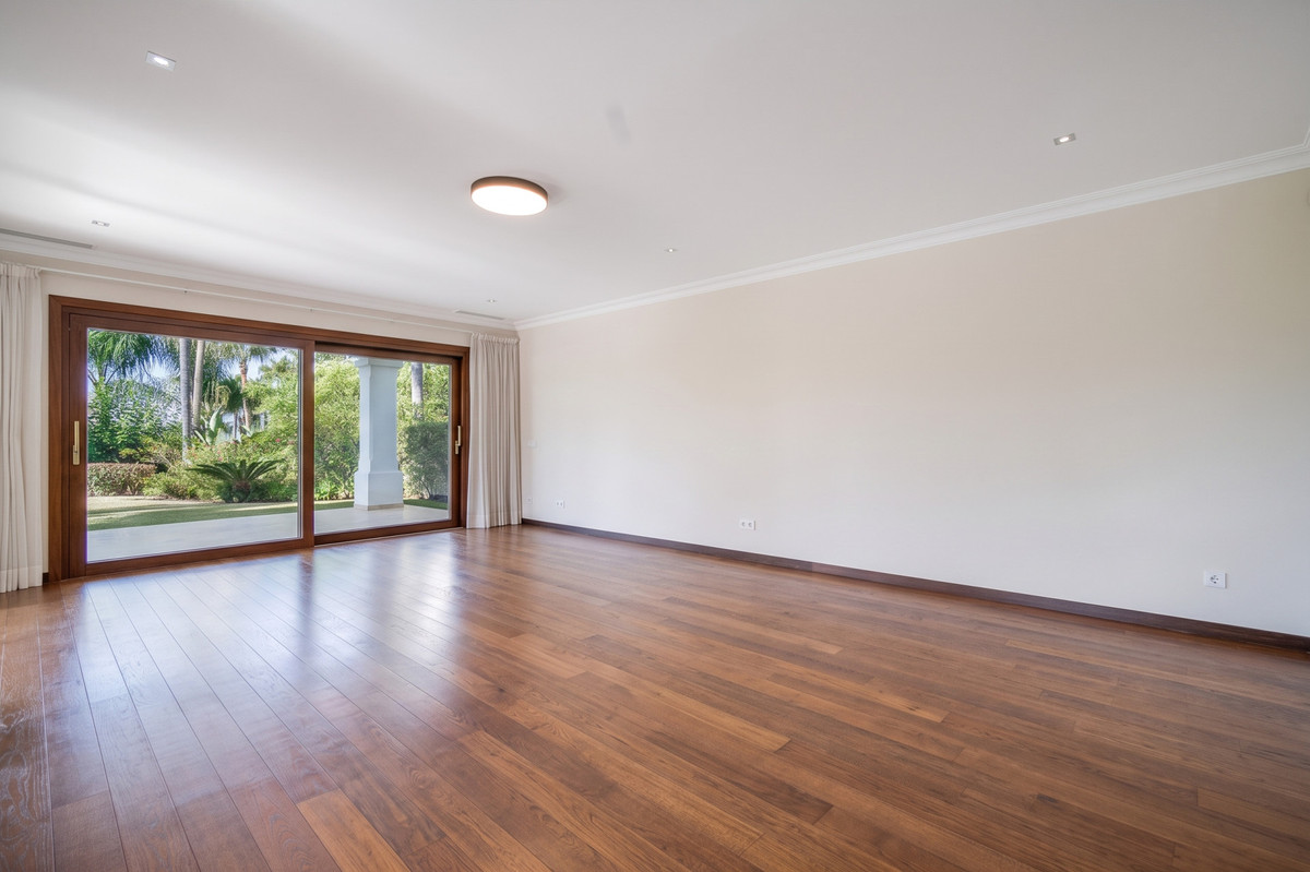 4 Bedroom Villa for Sale in The Golden Mile — 4