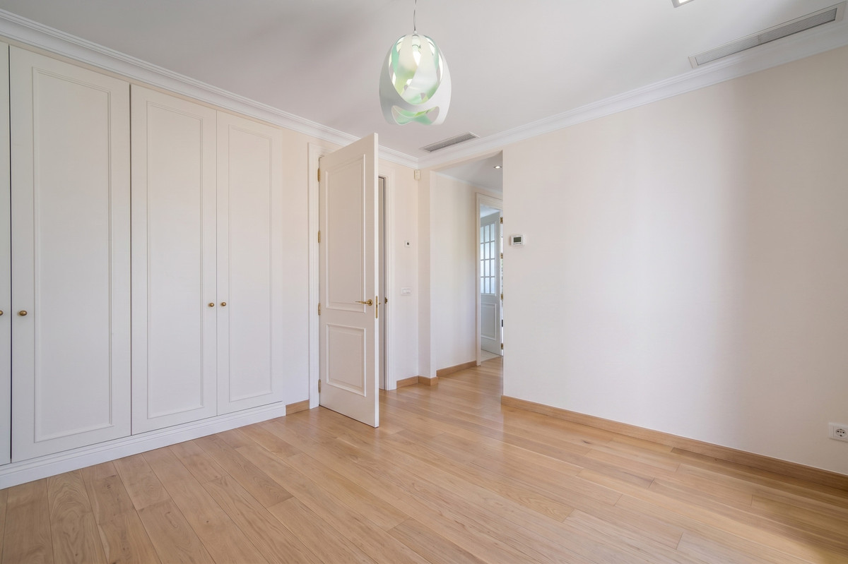 4 Bedroom Villa for Sale in The Golden Mile — 8