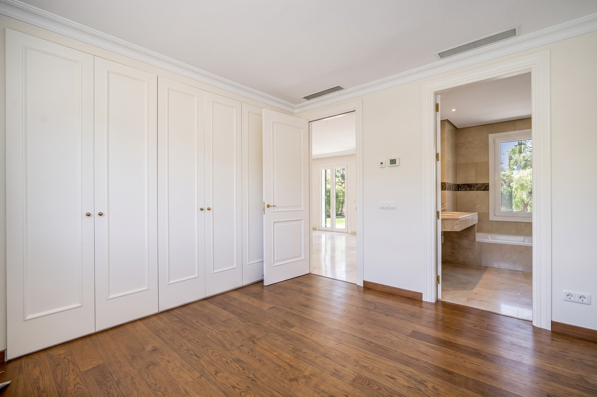4 Bedroom Villa for Sale in The Golden Mile — view 10