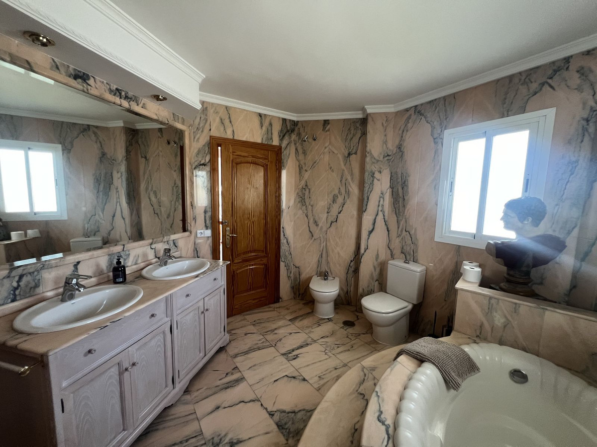 5 Bedroom Villa for Sale in San Pedro de Alcántara — view 18