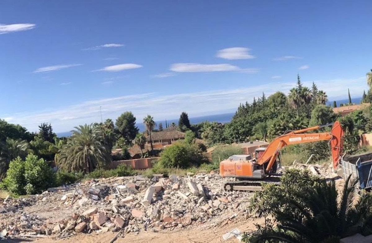 7 Bedroom Plot for Sale in The Golden Mile — 7