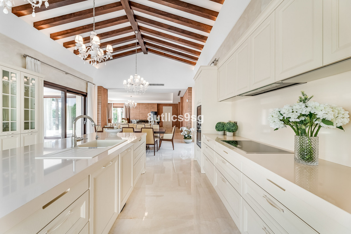 5 Bedroom Villa for Sale in Nueva Andalucía — 5