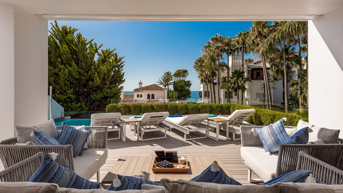 4 Bedroom Villa for Sale in The Golden Mile — 4