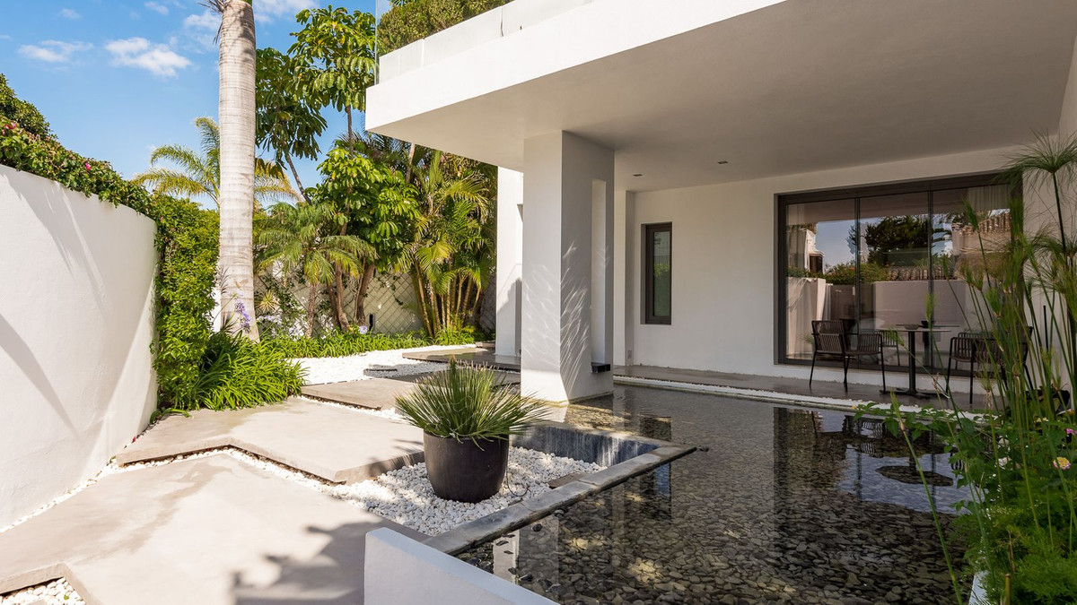 4 Bedroom Villa for Sale in The Golden Mile — 8