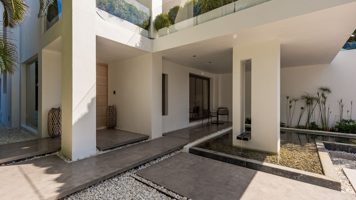 4 Bedroom Villa for Sale in The Golden Mile — 9