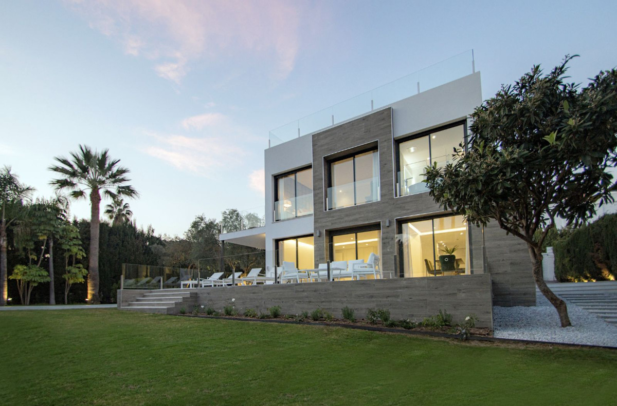 5 Bedroom Villa for Sale in Nueva Andalucía
