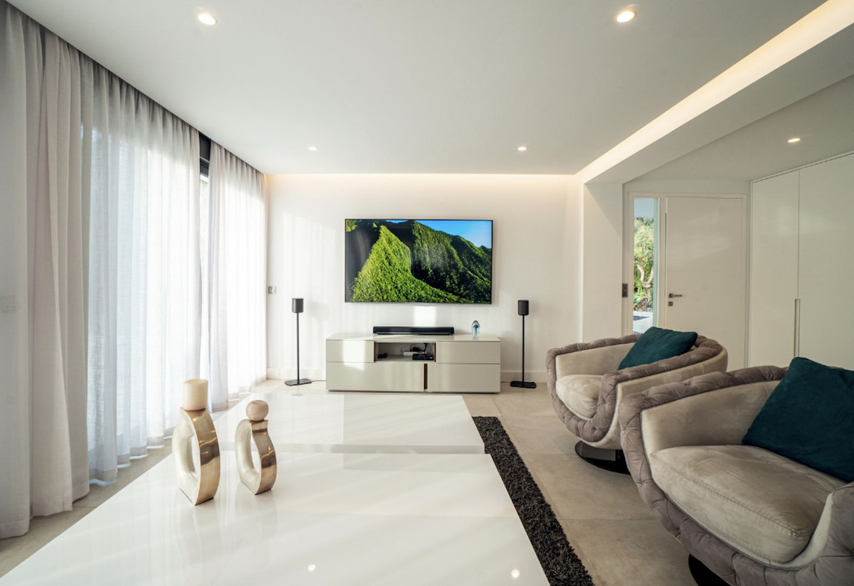 5 Bedroom Villa for Sale in Nueva Andalucía — 3