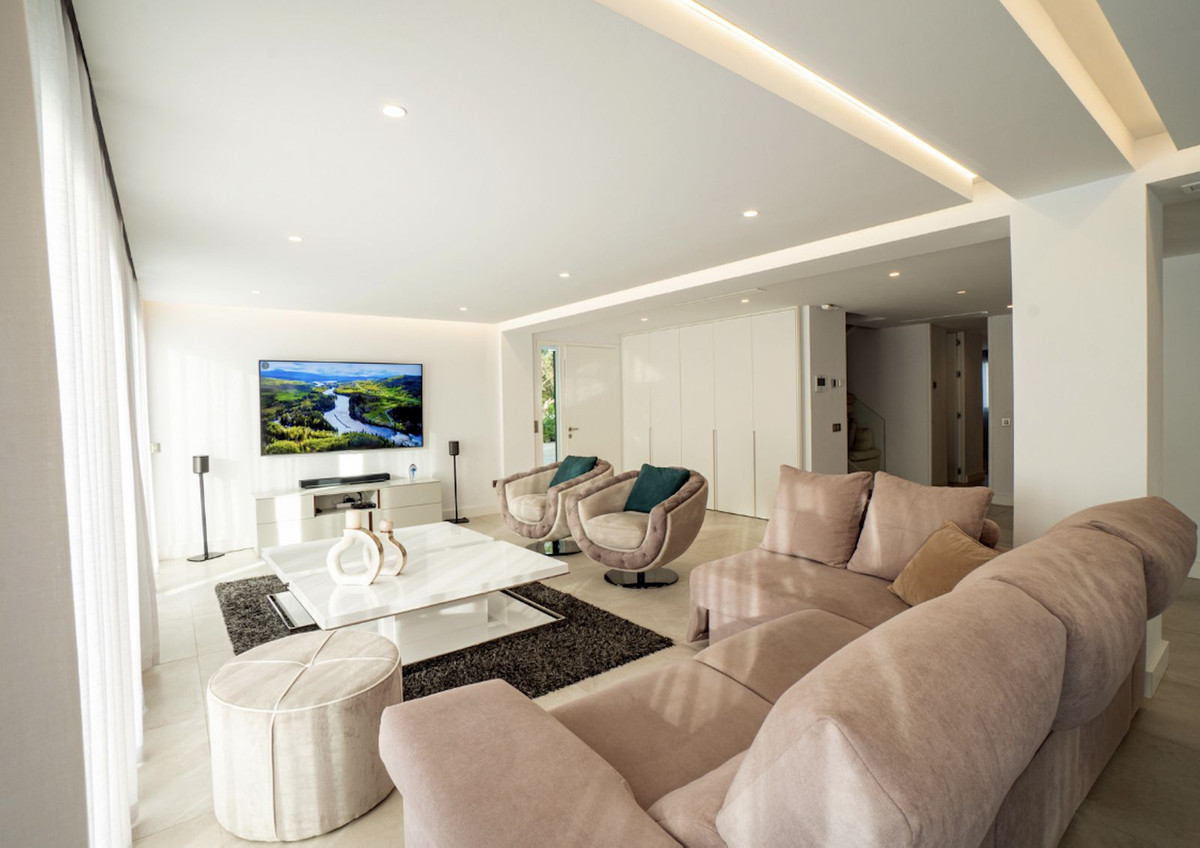 5 Bedroom Villa for Sale in Nueva Andalucía — 4