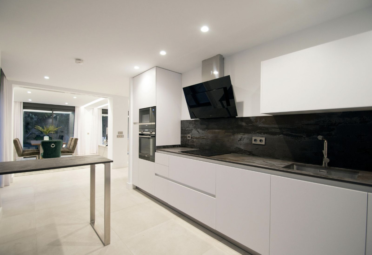 5 Bedroom Villa for Sale in Nueva Andalucía — 5