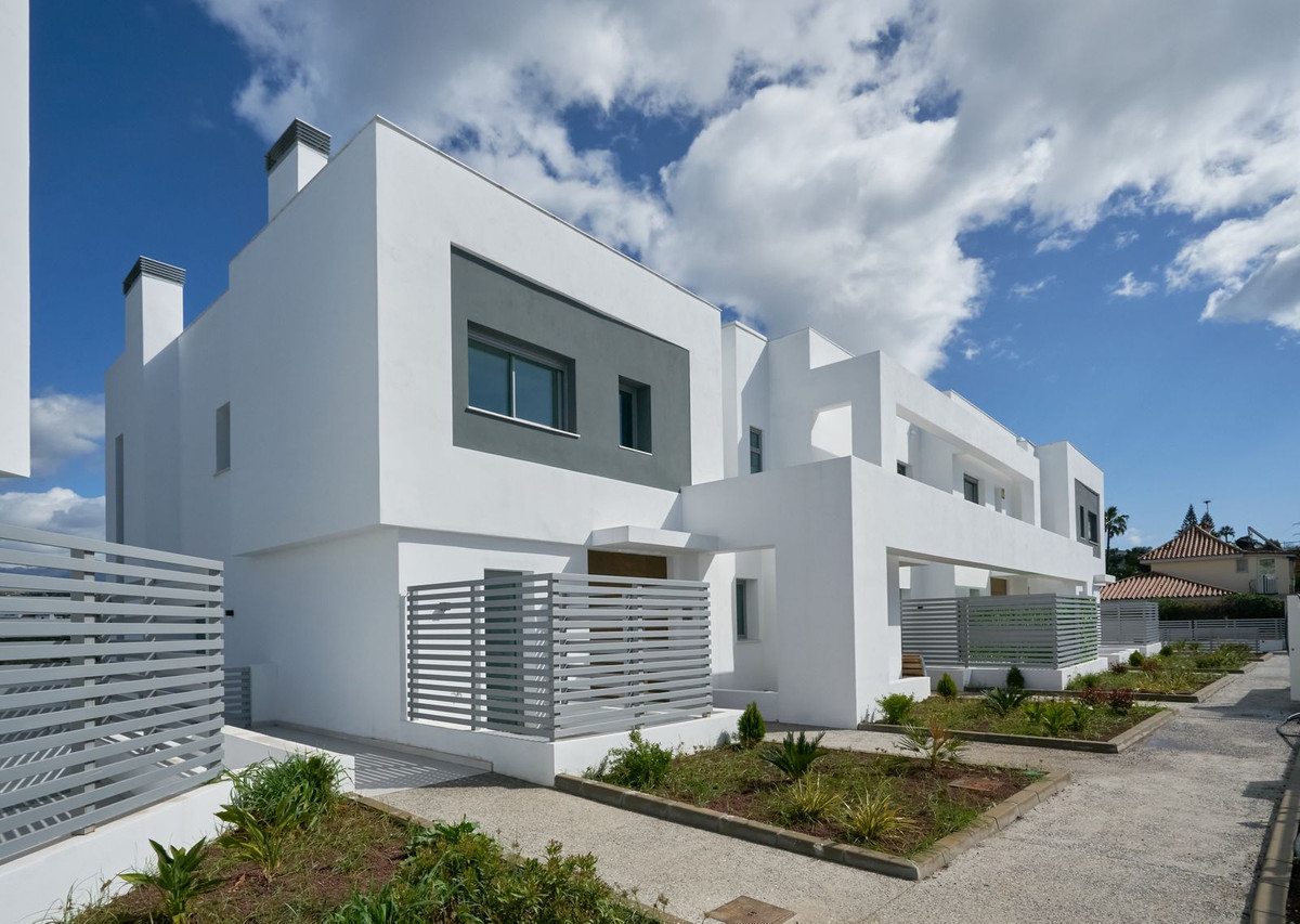 4 Bedroom Villa for Sale in San Pedro de Alcántara — 4