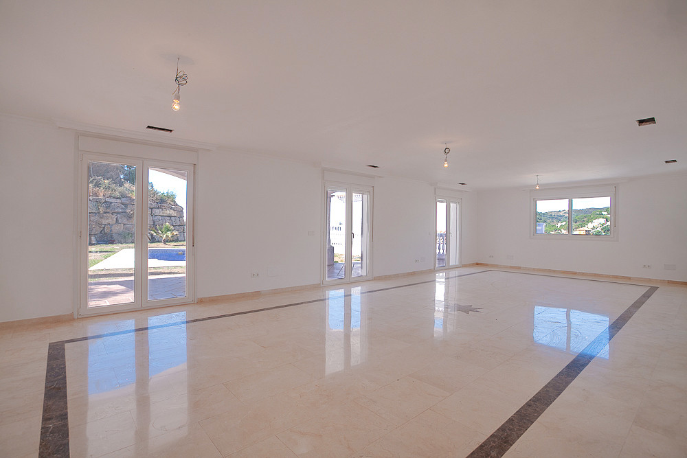 4 Bedroom Villa for Sale in Estepona — 4