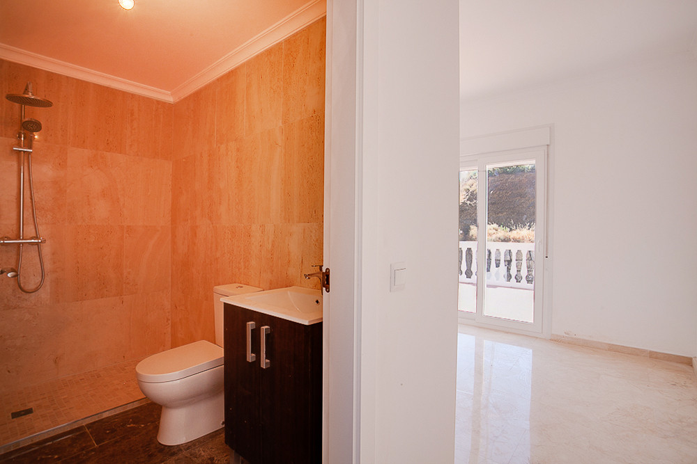 4 Bedroom Villa for Sale in Estepona — view 10