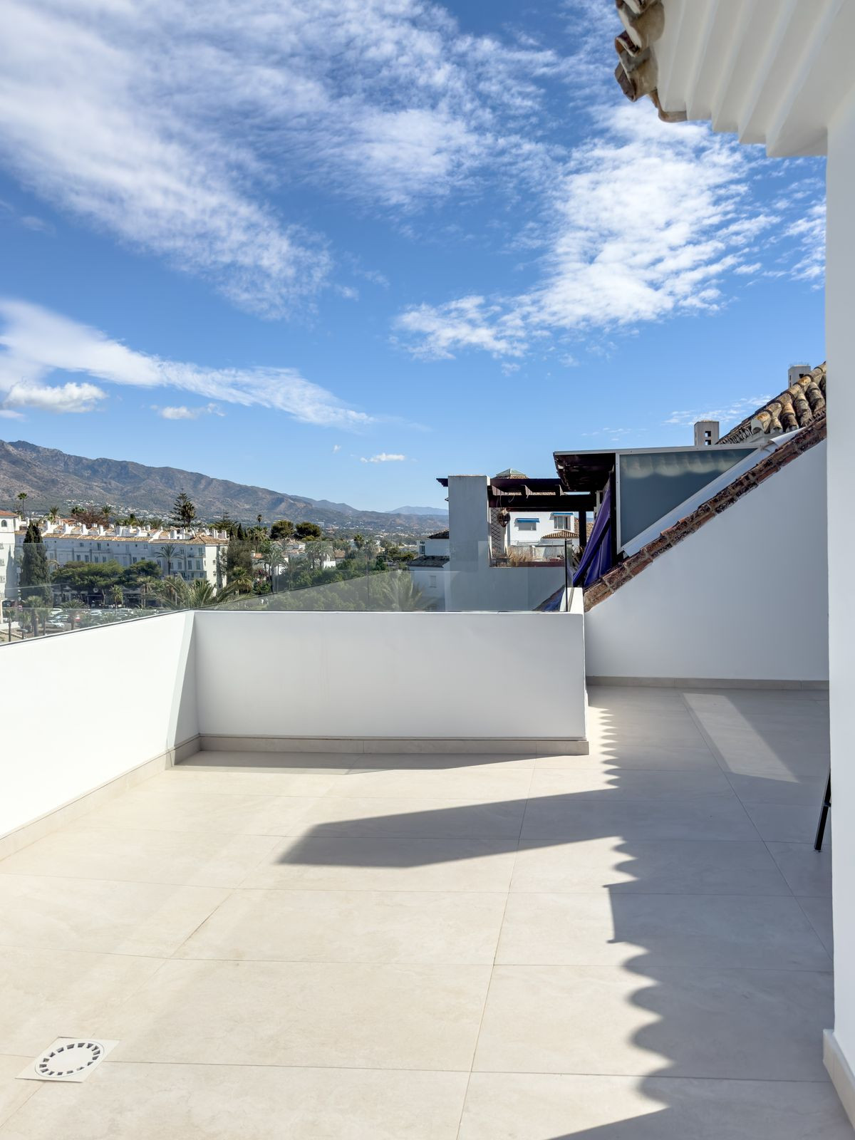 2 Bedroom Apartment for Sale in Puerto Banús — 8