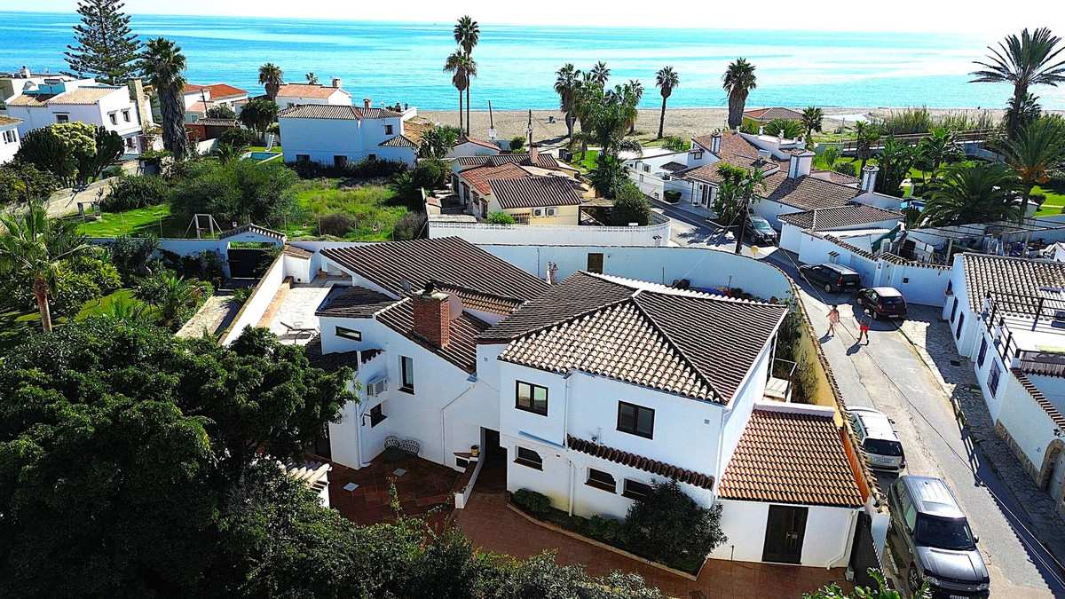 6 Bedroom Villa for Sale in Estepona