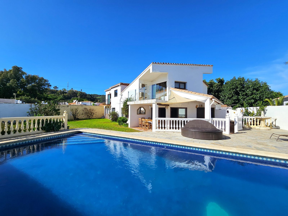 6 Bedroom Villa for Sale in Estepona — view 2
