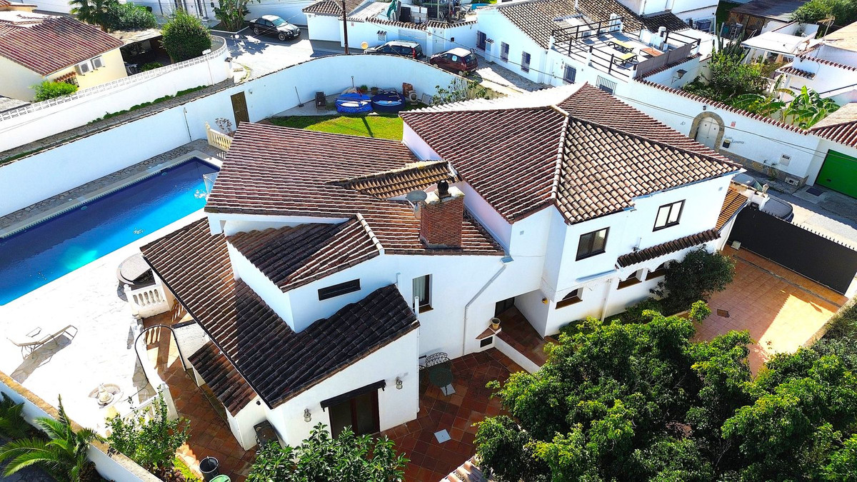 6 Bedroom Villa for Sale in Estepona — view 3