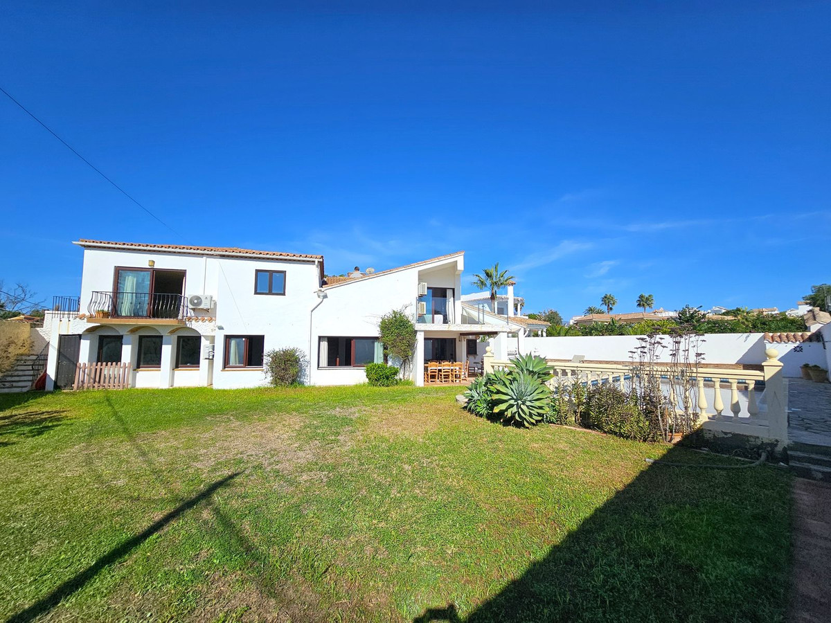 6 Bedroom Villa for Sale in Estepona — view 4