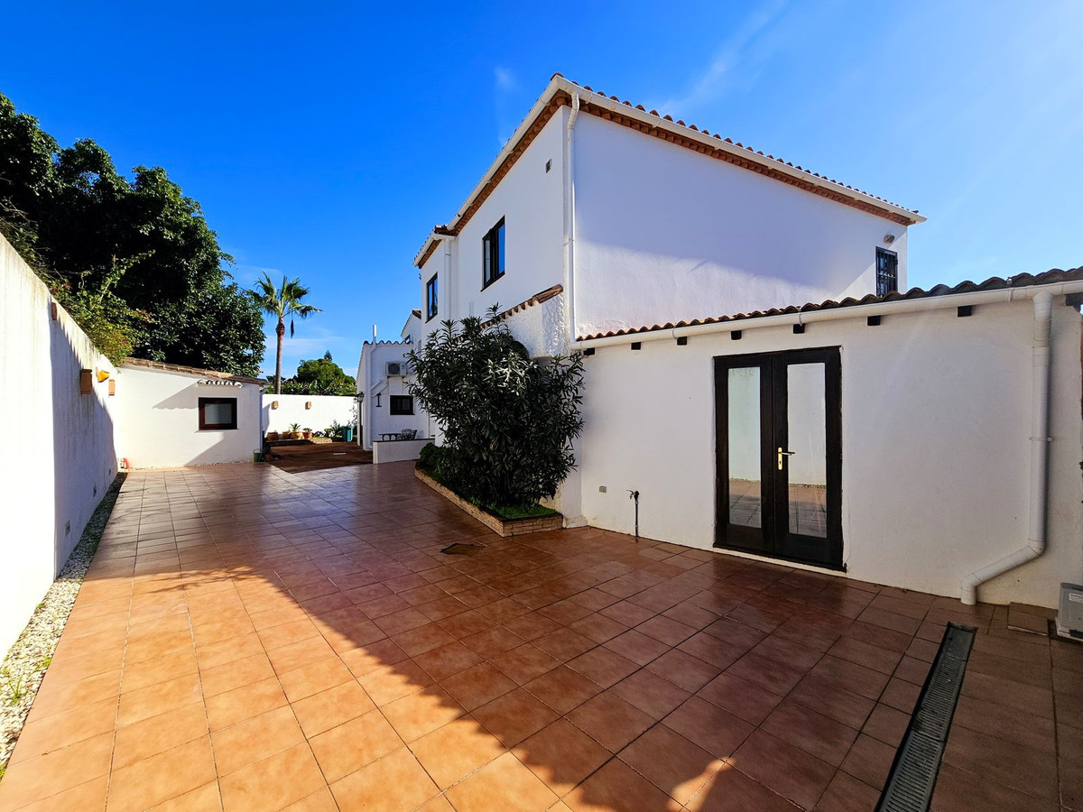 6 Bedroom Villa for Sale in Estepona — view 5