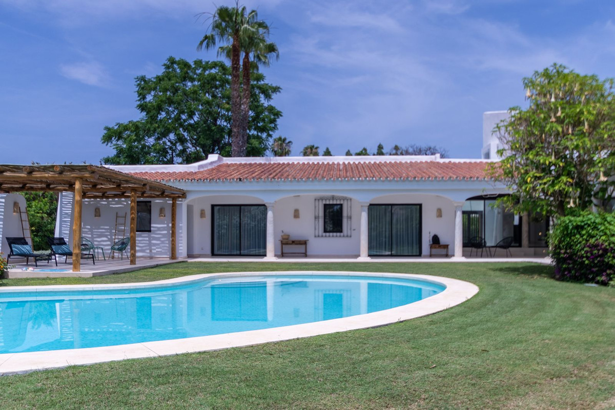 7 Bedroom Villa for Sale in Guadalmina Baja