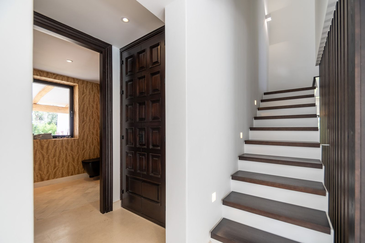 7 Bedroom Villa for Sale in Guadalmina Baja — view 11