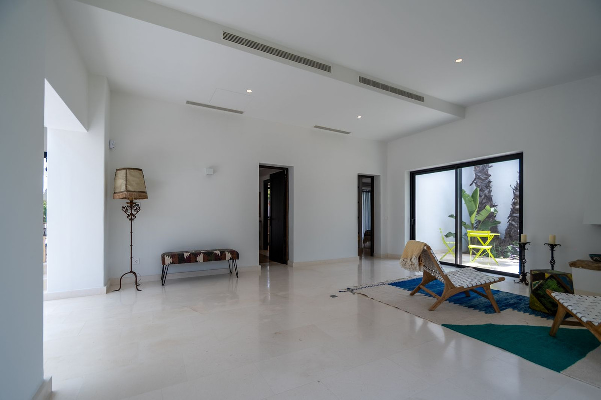 7 Bedroom Villa for Sale in Guadalmina Baja — view 14