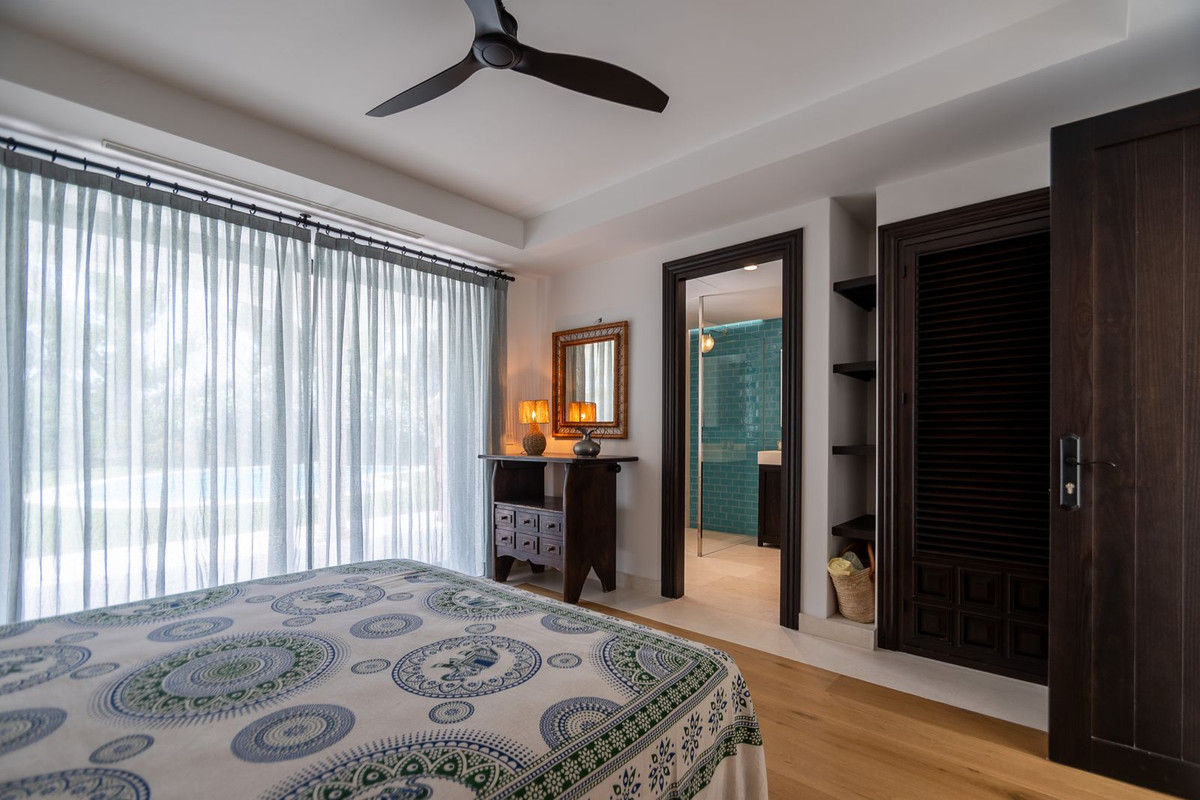 7 Bedroom Villa for Sale in Guadalmina Baja — view 16