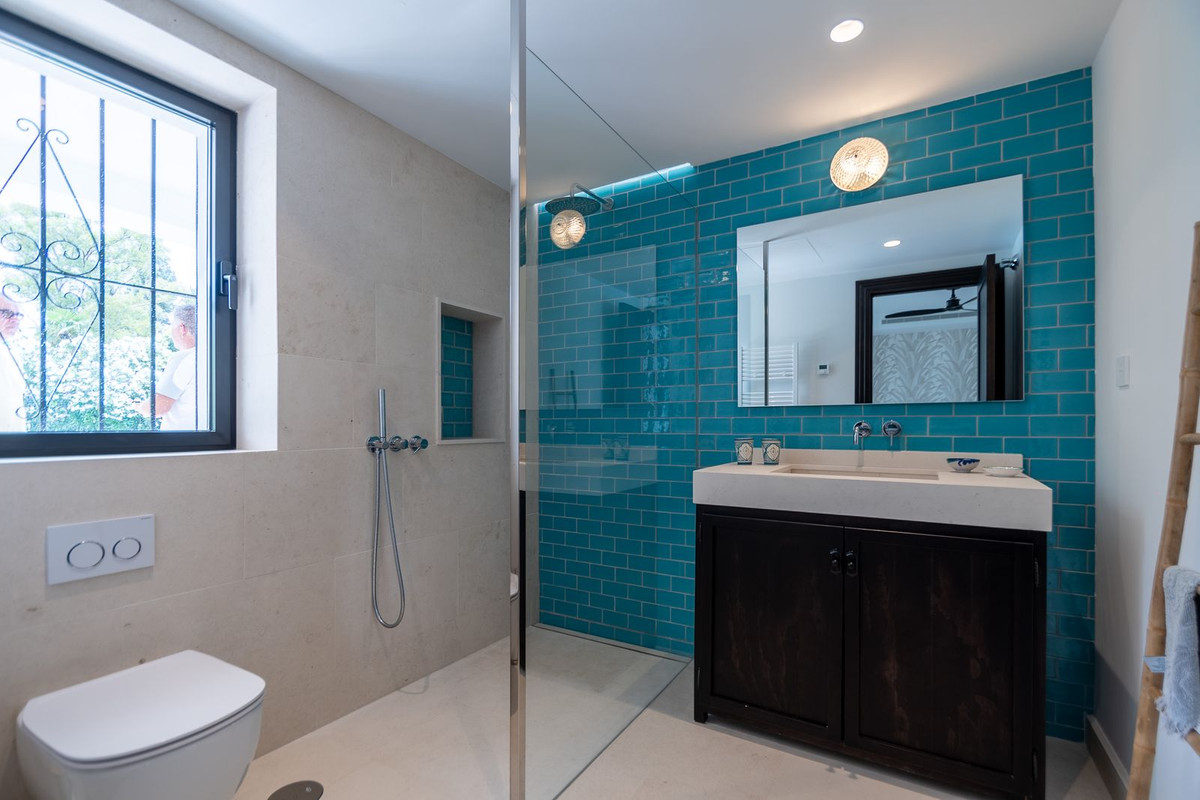 7 Bedroom Villa for Sale in Guadalmina Baja — view 17