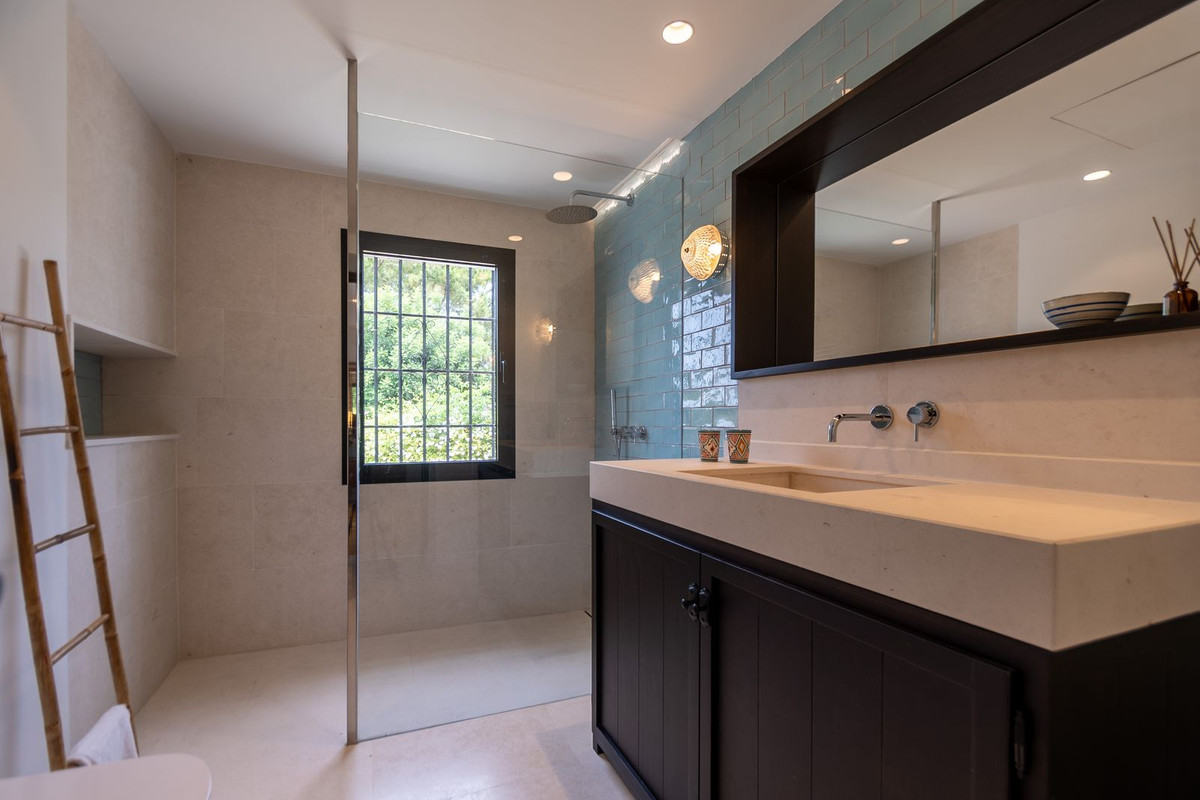 7 Bedroom Villa for Sale in Guadalmina Baja — view 20