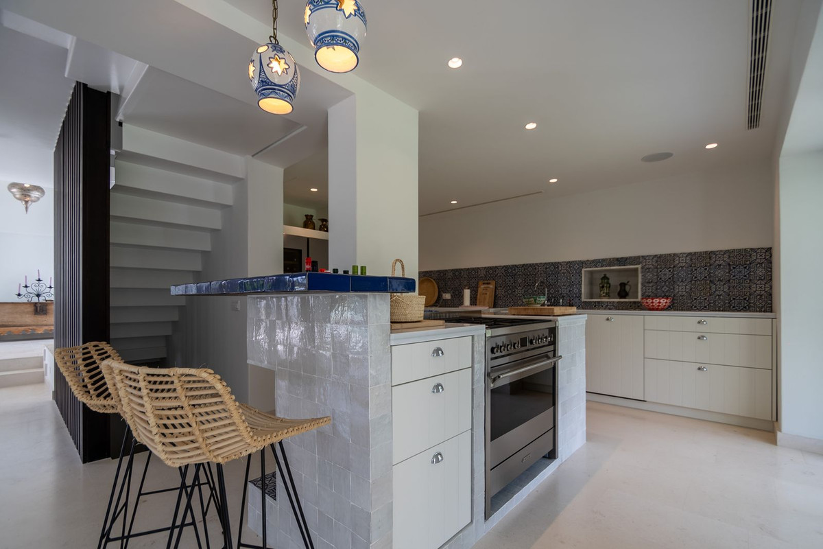 7 Bedroom Villa for Sale in Guadalmina Baja — 7