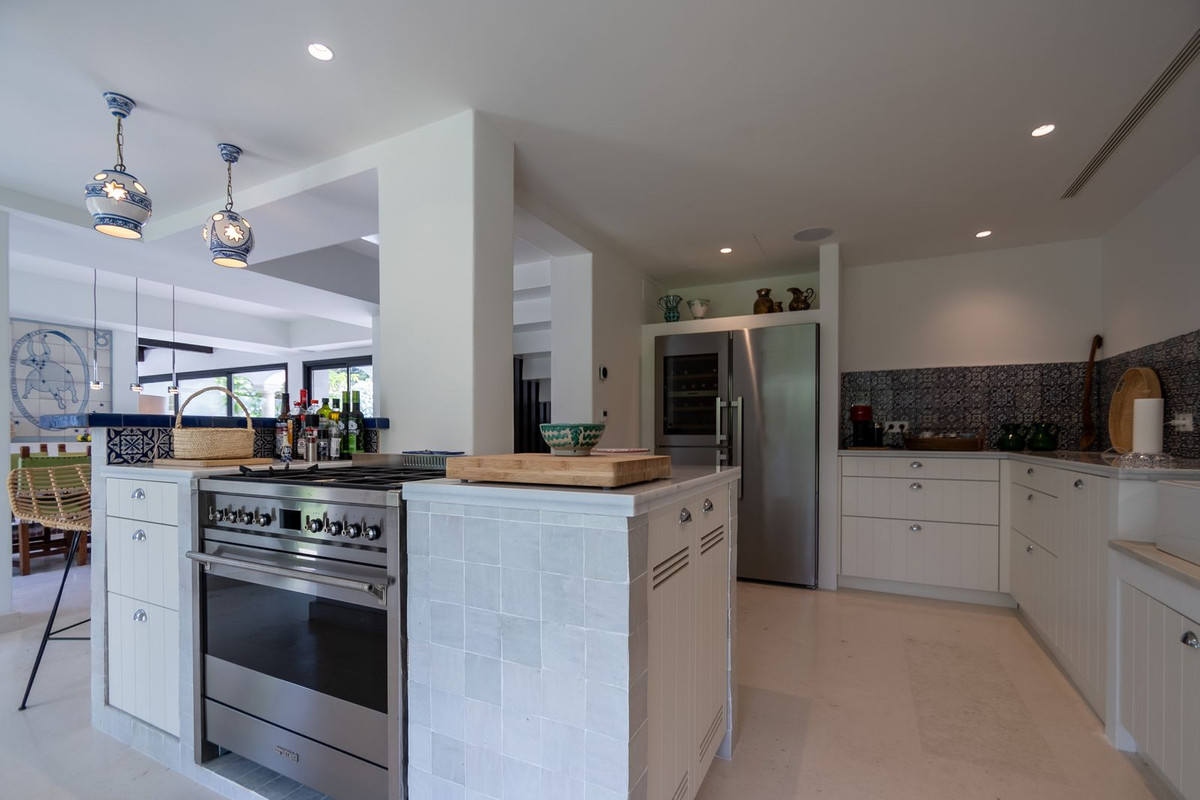 7 Bedroom Villa for Sale in Guadalmina Baja — 8