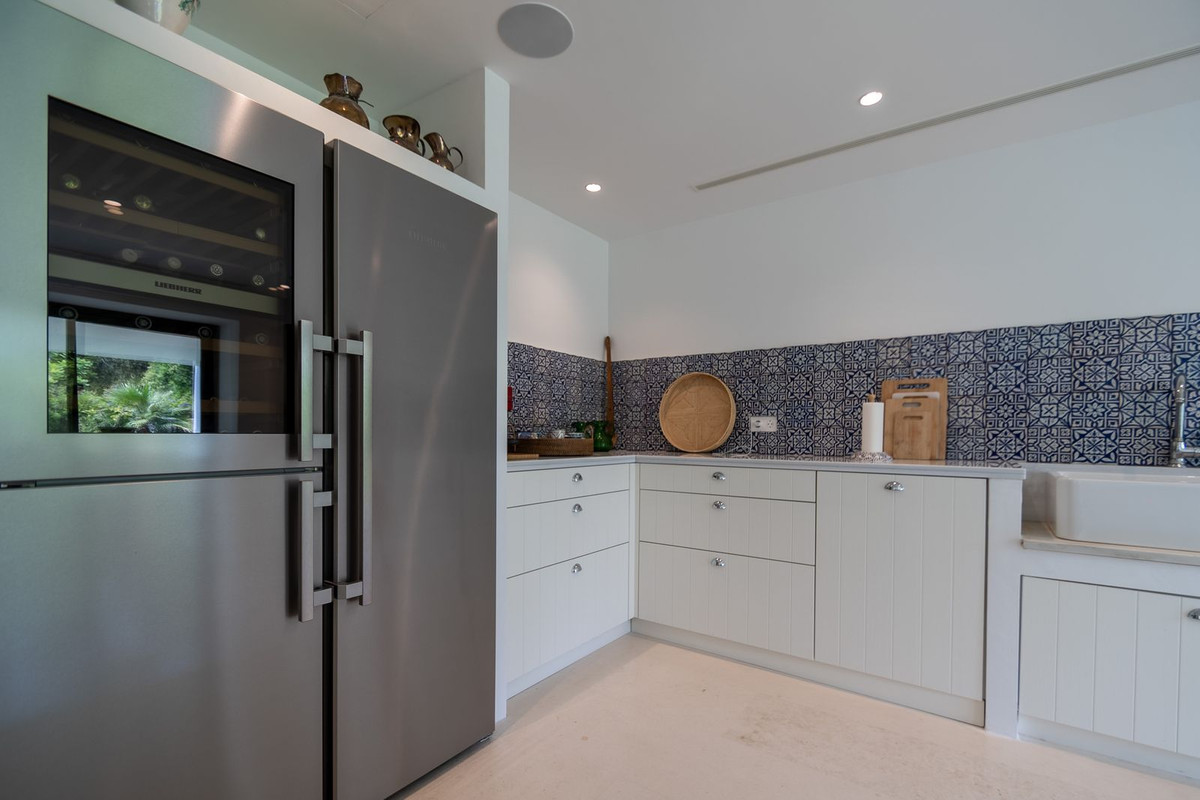 7 Bedroom Villa for Sale in Guadalmina Baja — 9