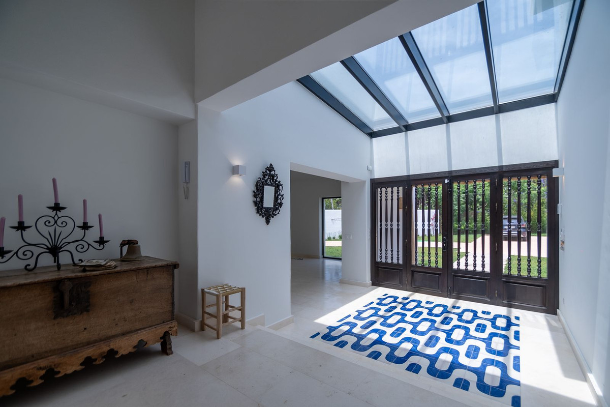 7 Bedroom Villa for Sale in Guadalmina Baja — view 10