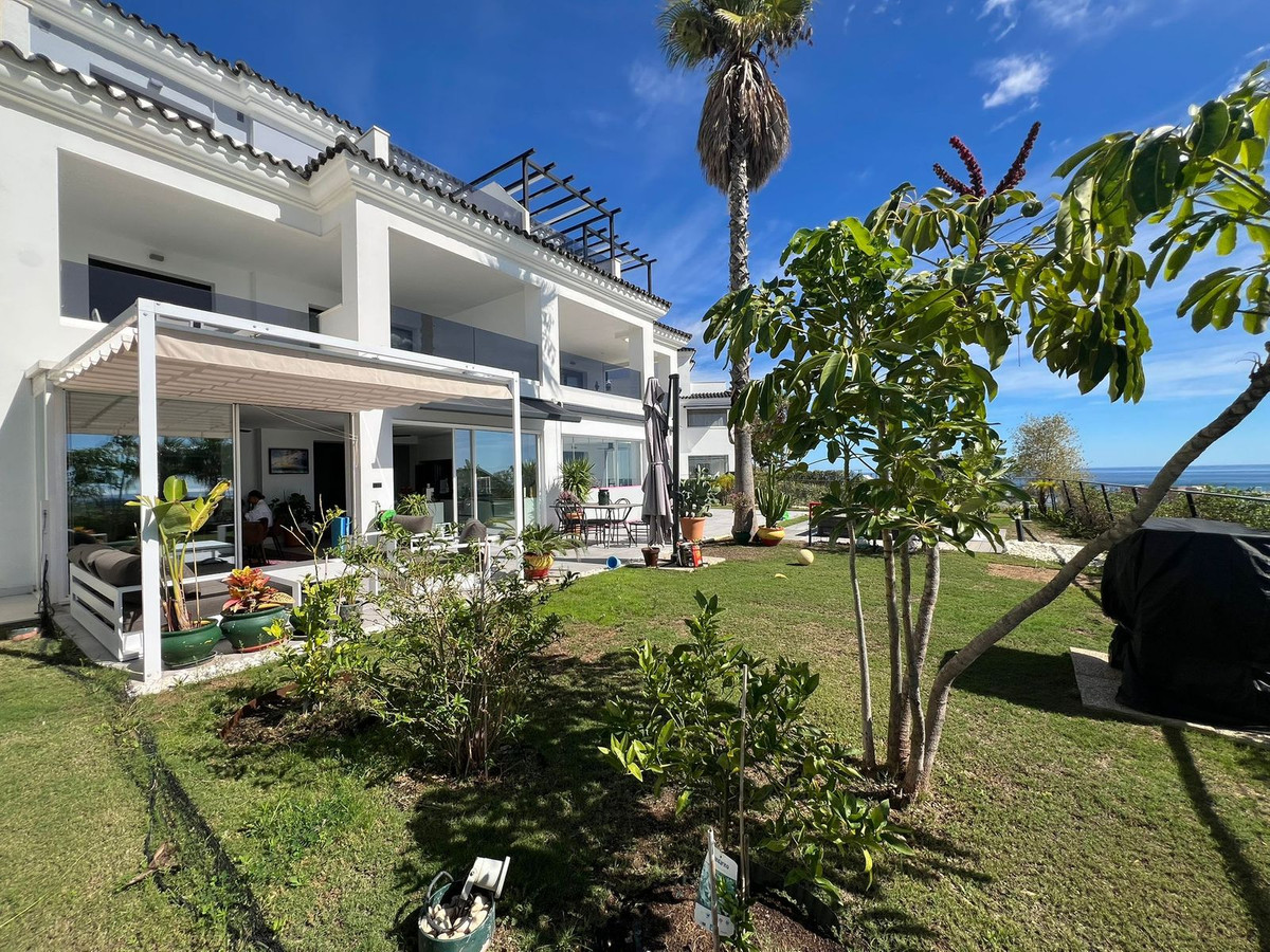 4 Bedroom Apartment for Sale in Estepona — 4