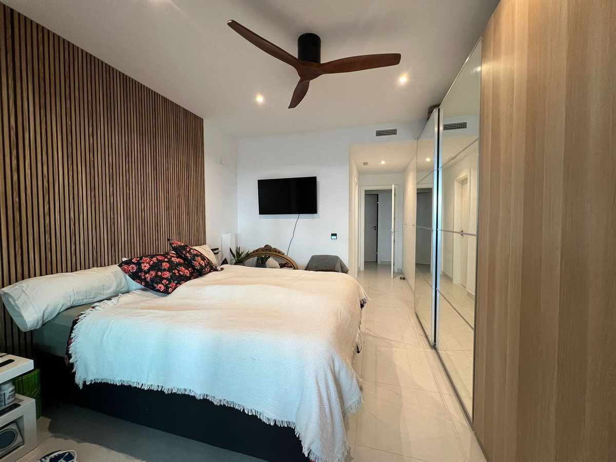 4 Bedroom Apartment for Sale in Estepona — 7