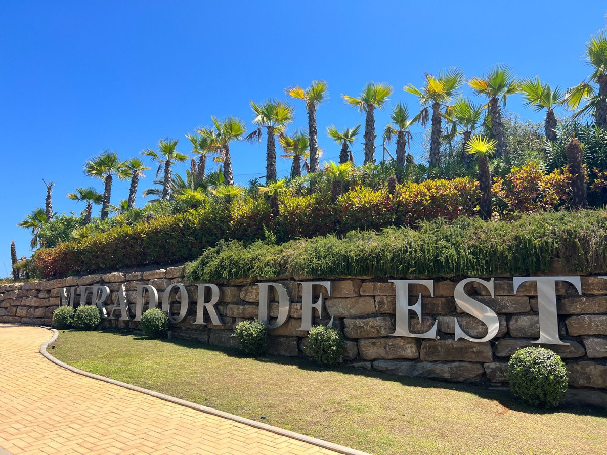 4 Bedroom Apartment for Sale in Estepona — 8