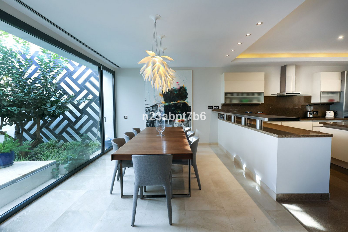 4 Bedroom Villa for Sale in Puerto Banús — 6