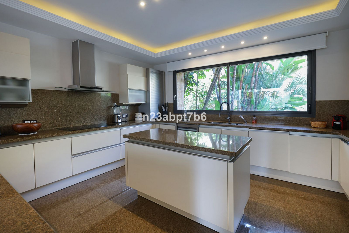 4 Bedroom Villa for Sale in Puerto Banús — 8