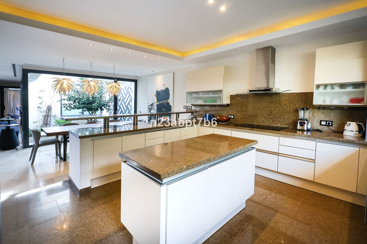 4 Bedroom Villa for Sale in Puerto Banús — 9