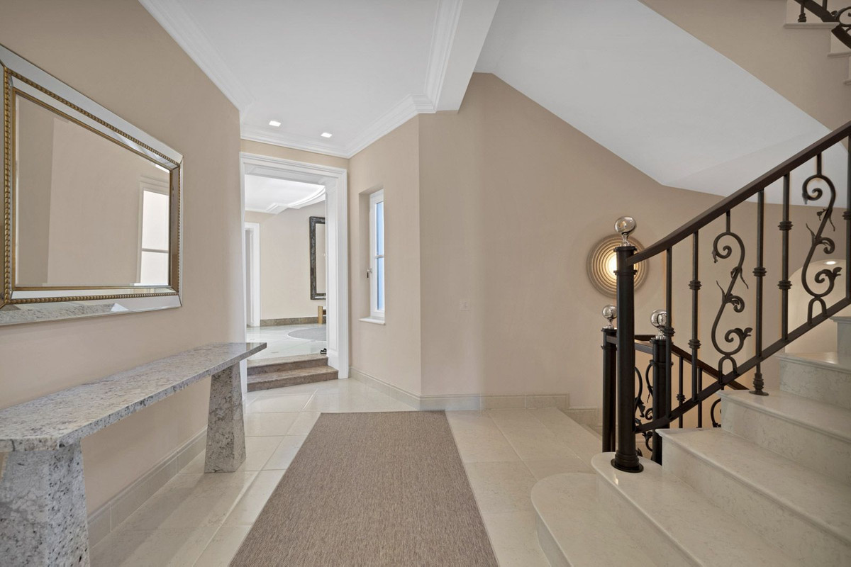5 Bedroom Villa for Sale in Benahavís — view 10