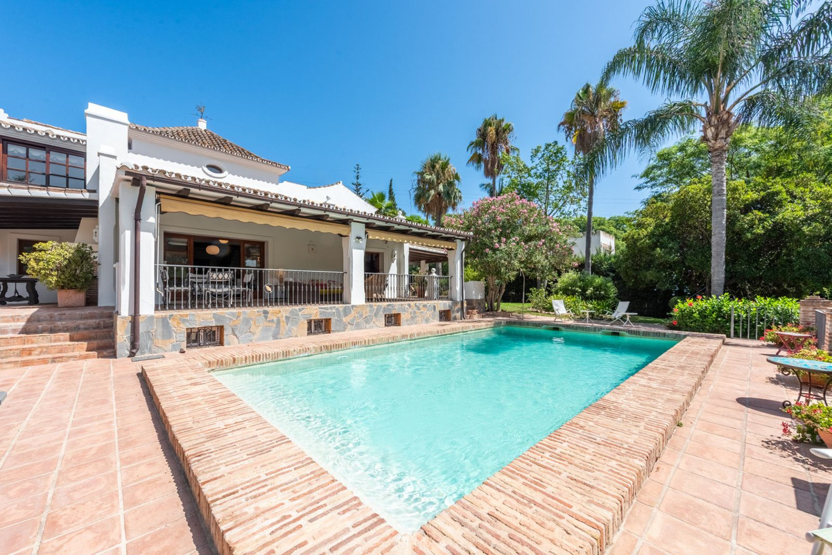 4 Bedroom Villa for Sale in El Paraiso — 4