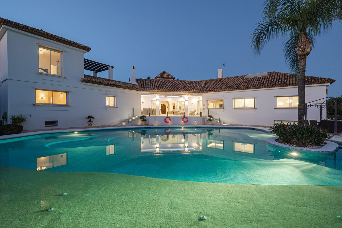 6 Bedroom Villa for Sale in El Paraiso