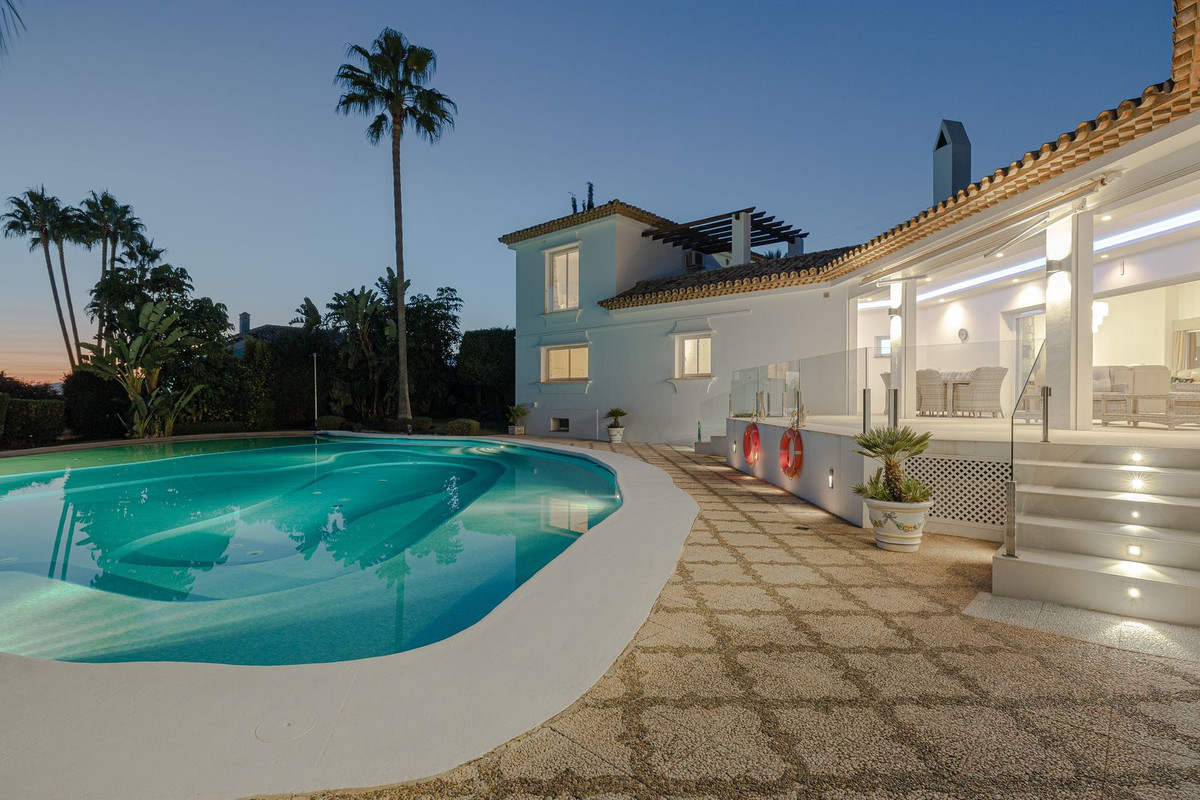 6 Bedroom Villa for Sale in El Paraiso — 2