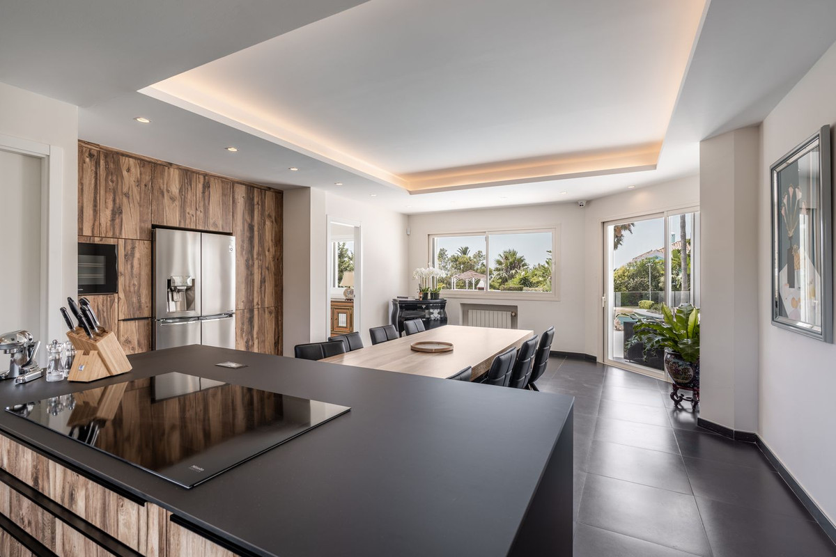6 Bedroom Villa for Sale in El Paraiso — 5